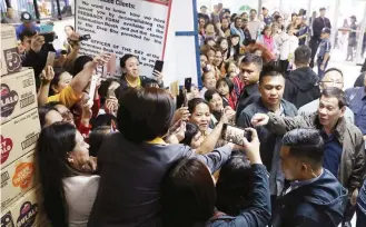  ?? (Malacañang photo) ?? LA TRINIDAD BRIEFING – President Duterte is greeted by supporters as he arrives at the Provincial Capitol of La Trinidad, Benguet, Monday, where he attended a situation briefing on disaster response measures in the aftermath of Typhoon “Ompong.”