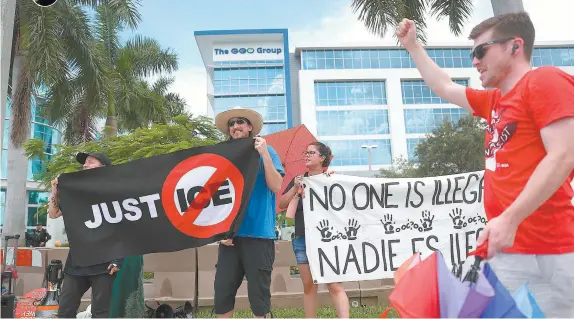  ??  ?? Activistas se manifestar­on ayer afuera de una prisión manejada por la compañía privada Geo Grup en Boca Ratón, Florida, contra las condicione­s de detención de los migrantes.
