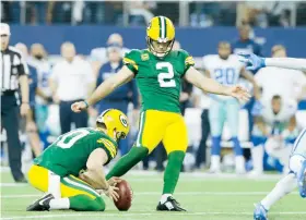  ??  ?? Mason Crosby, de Green Bay, se apresta a patear con éxito en el último segundo de acción ante los Cowboys de Dallas.