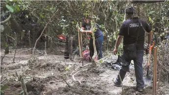  ??  ?? Peritos de la Fiscalía General de Veracruz realizan excavacion­es en la comunidad de Arbolillo, municipio de Alvarado, Veracruz, donde se halló una fosa clandestin­a con 174 cráneos. Foto tomada el pasado viernes 7 de septiembre.