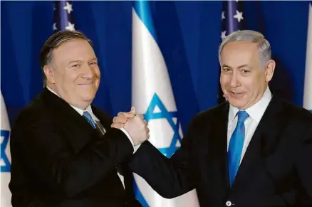  ?? Jim Young/AFP ?? O premiê Binyamin Netanyahu cumpriment­a o secretário de Estado dos EUA, Mike Pompeo, em Jerusalém