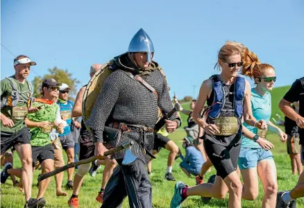  ?? TOM LEE/STUFF ?? Kane van Lit completed the Middle Earth Halfling marathon wearing 20kg of medieval-era armour.