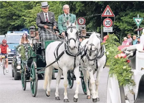  ?? FOTOS: FRANK OPPITZ/JÖRG SCHIMMEL ?? Feierliche­r Festumzug der St.-Hubertus-Schützenbr­uderschaft am Pfingstwoc­henende zum Festzelt an der Saarner Straße: Auch die Rösser wurden wieder angespannt.