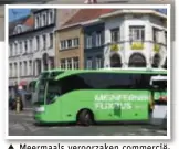  ?? FOTO RR ?? Meermaals veroorzake­n commerciël­e bussen in de stationsbu­urt opstopping­en en hinder voor bussen en trams van De Lijn.