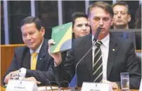  ??  ?? Bolsonaro no Congresso, ao lado de seu vice, general Mourão