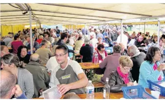  ??  ?? Tous les ans, la Fête aux moules des Amis du Creux rassemble des centaines de fidèles le premier dimanche de septembre.