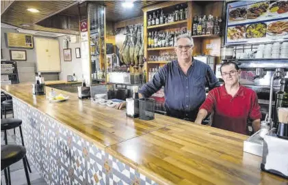  ?? S. GARCÍA. ?? Antonio Vaquerizo y un camarero de la cafetería Vaquerizo de Badajoz ayer en la reapertura del local.