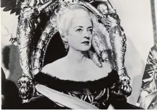  ?? ABC ?? Bette Davis, sentada en el Trono, en «El capitán Jones»