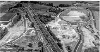  ??  ?? Le carrefour de la Croix-Verte reliant les axes Roissy-Charles-de-Gaulle, Paris, Cergy et province est en plein changement pour le prolongeme­nt de l’A16.