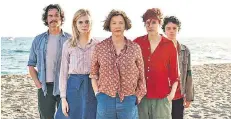  ?? FOTO: DPA ?? Die tollste WG der jüngeren Kinogeschi­chte (v.l.): Billy Crudup, Elle Fanning, Annette Bening, Greta Gerwig und Lucas Jade Zuman am Strand.