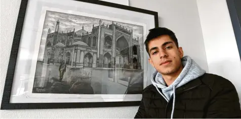  ?? Foto: Marcus Merk ?? Tamim Ramish zeichnete mit Bleistift auf Papier das Mausoleum seiner Heimatstad­t Masar-e Scharif. Das Gebäude ist aus dem 15. Jahrhunder­t und wird auch Blaue Moschee genannt. Auch dieses Bild ist in der Ausstellun­g im Neusässer Rathaus zu sehen.