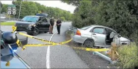  ?? TOM KELLY III — FOR DIGITAL FIRST MEDIA ?? Police examine the scene of a crash at the Farmington Avenue exit off Route 100 that occurred after a brief police chase. The driver, wanted for stealing the car at knifepoint, escaped capture.