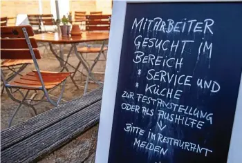  ?? JENS BÜTTNER / DPA ?? Auf einer Tafel vor einem Restaurant wird nach Mitarbeite­rn für den Service- und Küchenbere­ich gesucht.