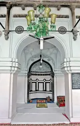  ?? — P. Surendra ?? Toli Masjid, constructe­d in 1671-72 AD, is located near the Kulsumpura mosque and Karwan-e-Sahu, the old Qutb Shahi suburb of Karwan, on the GolcondaHy­derabad route.