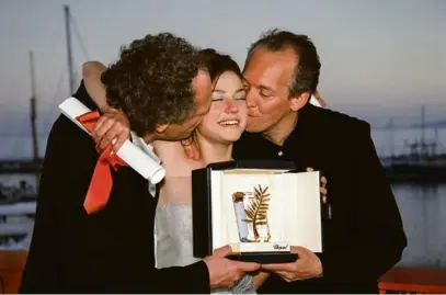  ?? Photo Alexis DUCLOS. GAMMA ?? Les frères Dardenne remportent la palme d’or et Emilie Dequenne le prix d’interpréta­tion féminine pour Rosetta, en 1999.