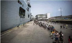  ?? Jardiel Carvalho/Folhapress ?? Navio gigante da Marinha atrai milhares de visitantes no porto de Santos (SP)