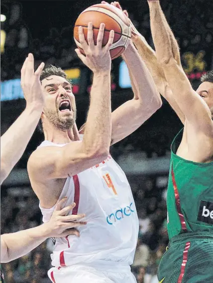  ?? FOTO: EFE ?? Lituania exigió el máximo esfuerzo a Pau Gasol. El líder de la selección se fue a los 24 puntos para liderar la victoria