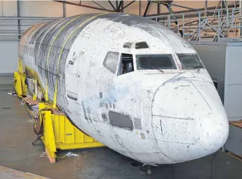  ?? FOTO: FELIX KÄSTLE/DPA ?? Das Wrack der „Landshut“steht ohne Tragfläche­n und zunehmend unbeachtet in einem Hangar.