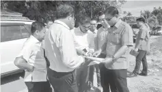  ??  ?? (Front, from right) Julaihi, Chong, Ripin and representa­tives of relevant agencies in a discussion during the site visit on a section of the Miri-Bintulu coastal road that connects Miri with the Niah intersecti­on.