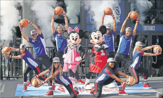  ??  ?? Mickey y Minnie Mouse, el pasado verano durante la inauguraci­ón del NBA Experience, un espacio dedicado al baloncesto en el complejo de Walt Disney World.