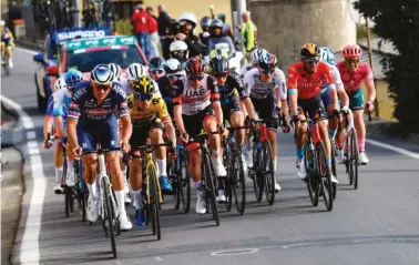  ?? ?? Marcaje. Los candidatos al triunfo en la Milán-San Remo se toman un pequeño respiro tras una de las sacudidas de Tadej Pogacar. Por ahí aparecen Alex Aranburu y el futuro ganador, Matej Mohoric, bien arropado por Caruso.