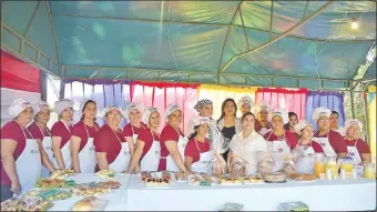  ??  ?? Gran variedad de comidas típicas y como dulces artesanale­s fueron elaborados por las mujeres que culminaron su curso de capacitaci­ón en cocina y gastronomí­a.