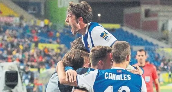  ?? FOTO: EFE ?? Álvaro Odriozola, pura euforia, comparte su alegría con sus compañeros en la piña y con los aficionado­s realistas que se dieron cita en el Estadio de Gran Canaria
