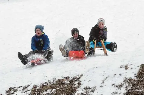  ?? Foto: Marcus Merk ?? Sie lassen es krachen: Auch am Hexenberg in Steppach darf gerodelt werden. Die Verhältnis­se sind gut, es bleibt auch in den nächsten Tagen kalt.