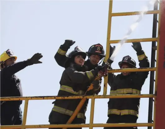  ?? ?? ► Académicos dicen que la valoración positiva a bomberos es recurrente y que no sólo sucede en Chile.
