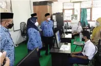  ?? GALIH WICAKSONO/JAWA POS ?? INSPEKSI: Bupati Fandi Akhmad Yani dan Wabup Aminatun Habibah mengunjung­i sejumlah SMPN untuk melihat pelaksanaa­n PTM hari pertama kemarin.