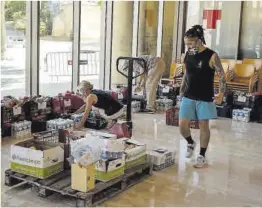  ?? Simone Boccaccio ?? Voluntario­s organizand­o cestas de alimentos en el vestíbulo del Lliure.