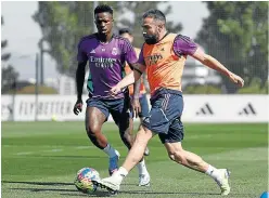  ?? ?? Dani Carvajal controla un balón ante la atenta presión de Vinicius en el último entrenamie­nto del Real Madrid.