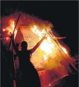  ?? EFE ?? Arde la estatua del general Baquedano, durante la protesta en Santiago.