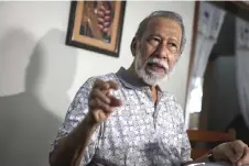  ?? — Bernama photo ?? Anwar’s brother Idris speaks to the press at his home in Cheruk Tok Kun.