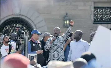  ?? PICTURE: OUPA MOKOENA ?? END OF LINE: DA leader Mmusi Maimane and his supporters gathered outside the Treasury to hand over a memorandum calling for Finance Minister Malusi Gigaba’s resignatio­n.