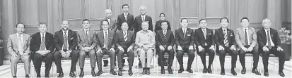  ??  ?? BERSEJARAH: Dr Mahathir (duduk, tengah) bergambar bersama Abang Johari (duduk, enam kiri) dan Mohd Shafie (duduk, enam kanan serta ahli lain Jawatankua­sa Khas Kabinet (Pemandu) untuk menyemak pelaksanaa­n MA63 di Putrajaya, semalam.