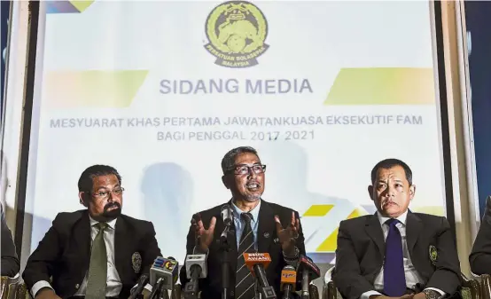  ?? — Bernama ?? Making an announceme­nt: FAM acting president Datuk Wira Mohd Yusoff Mahadi (centre) speaking at a press conference at the Wisma FAM yesterday. Together with him are FAM deputy president Datuk Seri Subahan Kamal (left) dan FAM secretary-general Datuk...