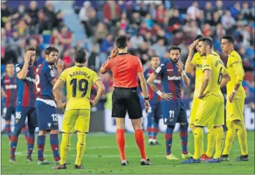  ??  ?? UNA MÁS. Sánchez Martínez anuló en el derbi el 1–0 de Rochina tras la entrada en acción del VAR