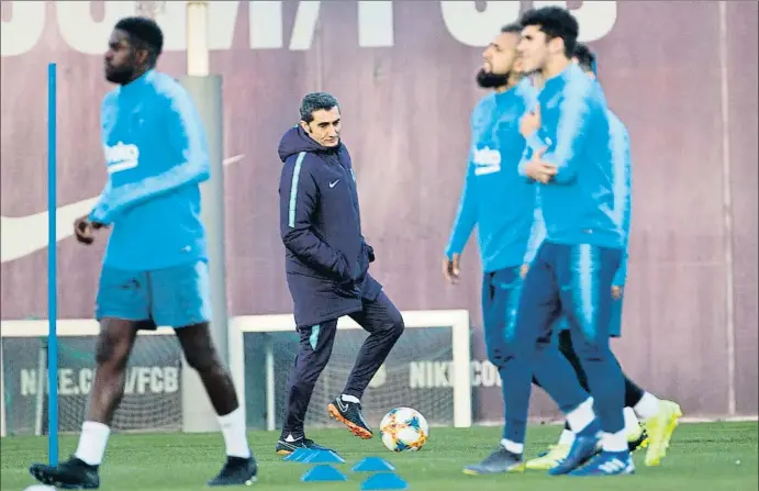  ?? MANÉ ESPINOSA ?? VUELTA DE LAS SEMIFINALE­S DE LA COPA DEL REYErnesto Valverde durante el entrenamie­nto de ayer en la ciudad deportiva, el último antes del decisivo clásico de hoy