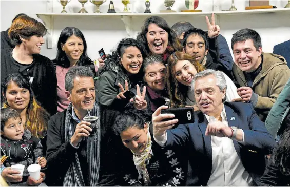  ??  ?? Juntos. Alberto Fernández y Sergio Massa, ambos ex jefes de Gabinete de Cristina Kirchner, en una selfie junto a jóvenes kirchneris­tas.