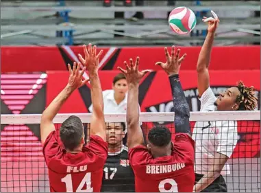  ??  ?? Marc Flu en Zefanio Breinburg van Suriname doen alles om de spike van Phillip Marlon van Trinidad and Tobago te blokken. (Foto:Norceca)