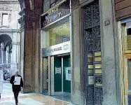  ??  ?? Beni preziosi La Galleria Vittorio Emanuele II. A sinistra, sopra: l’ingresso agli uffici di piazza Duomo 19, già occupati da Bettino Craxi. Sotto: l’Urban Center, dove aprirà Moncler