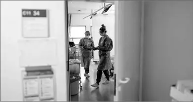  ??  ?? Verpleegst­ers in een ziekenhuis. (Foto: Nederlands Dagblad)