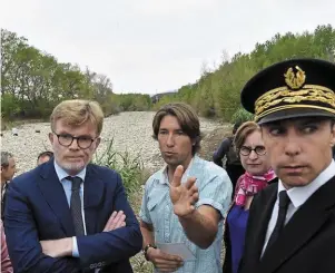  ?? | PHOTO : RAYMOND ROIG, AFP ?? Le producteur d’abricots Guy Banyuls montre le lit vide de l’Agly, le fleuve côtier des Pyrénées-Orientales au ministre de l’Agricultur­e, Marc Fesneau, samedi.