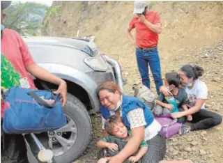  ?? AFP ?? Emigrantes hondureños tras la carga del Ejército en Vado Hondo