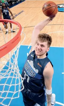  ?? (Getty) ?? Schiacciat­a Luka Doncic, 19 anni, in azione con la maglia di Dallas