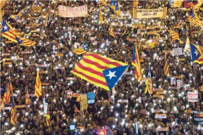  ?? AP ?? Miles de personas pidieron la liberación de los políticos catalanes en prisión, este sábado, en Barcelona.