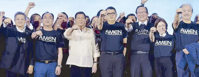  ??  ?? President Rodrigo Duterte and ASEAN Business Advisory Council chairman Joey Concepcion together with the 143 ASEAN Mentors who pledged their commitment to the ASEAN Mentorship for Entreprene­urs Network.