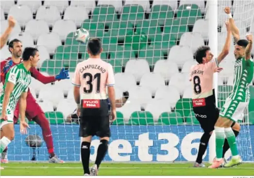  ?? JULIO MUÑOZ / EFE ?? Bartra celebra su gol, que hizo de cabeza al superar en el primer palo a Iturraspe en un córner que botó Canales.