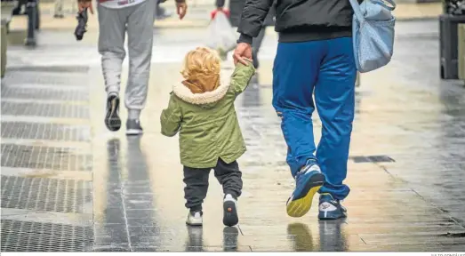  ?? JULIO GONZÁLEZ ?? Un pequeño paseando por el centro de Cádiz.